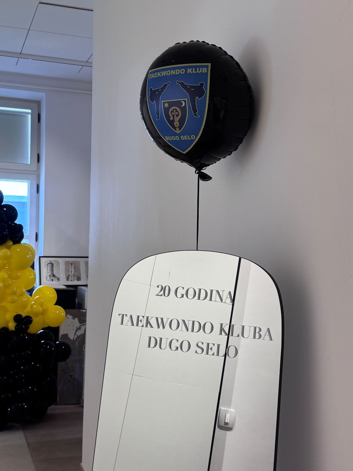 Balon s grbom kluba i natpis 20 godina Taekwondo kluba Dugo Selo