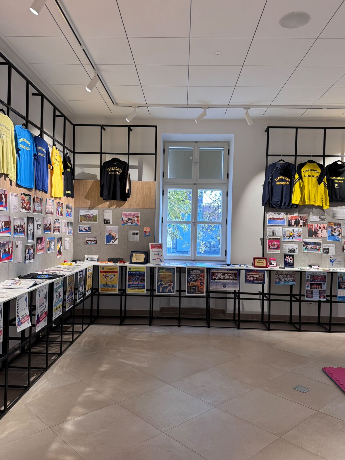 Izložbeni prostor s majicama, fotografijama i kalendarima kluba