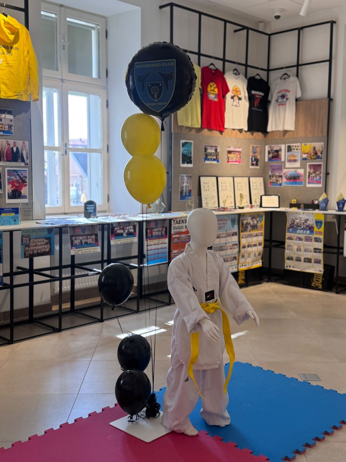 Dječji dobok na lutki uz balone u bojama kluba
