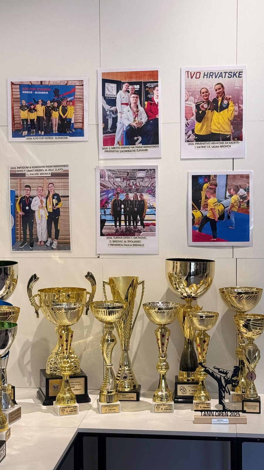 Pehari i fotografije osvajača medalja