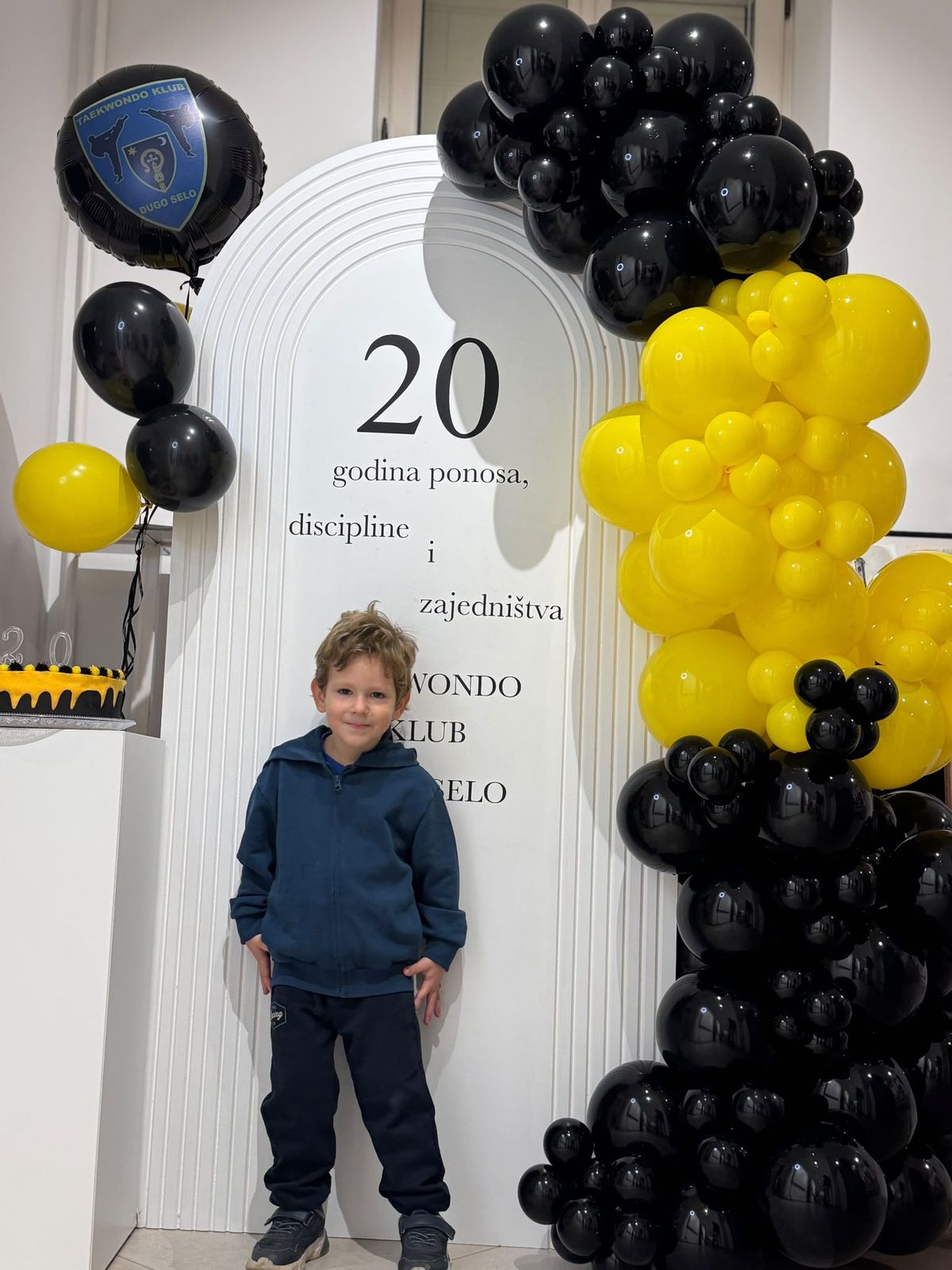 Mladi član kluba u kutku za fotografiranje
