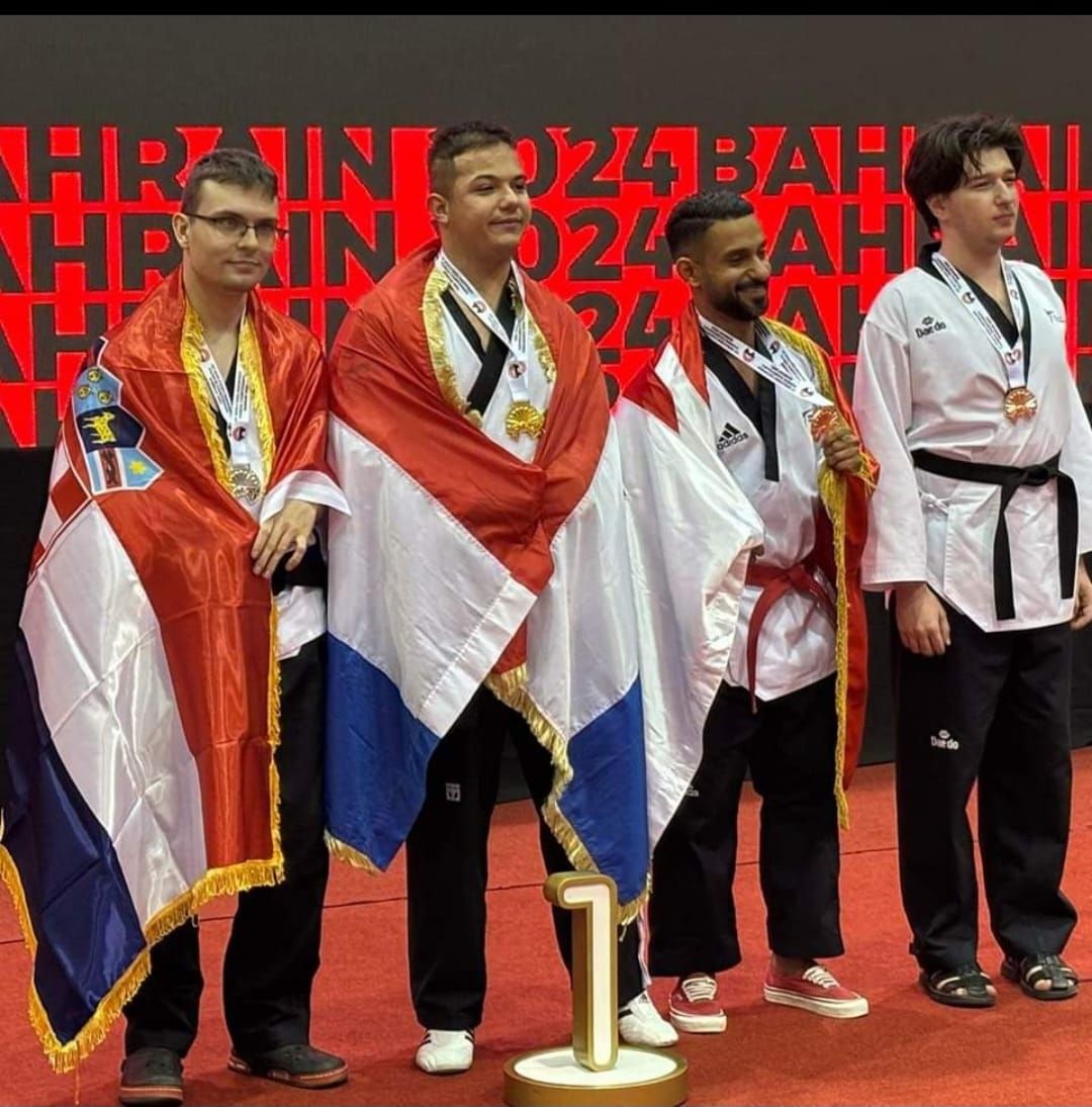 Natjecatelji s medaljama i hrvatskim zastavama na turniru u Bahreinu 2024.