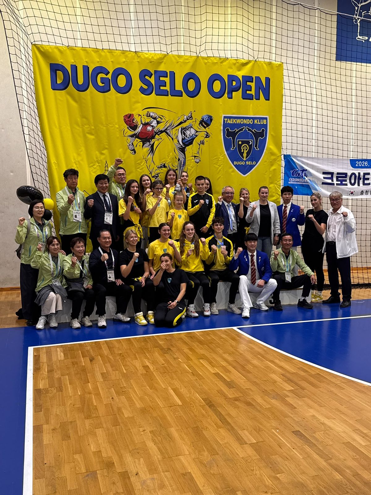 Zajednička fotografija domaćina i gostiju ispred banera Dugo Selo Open