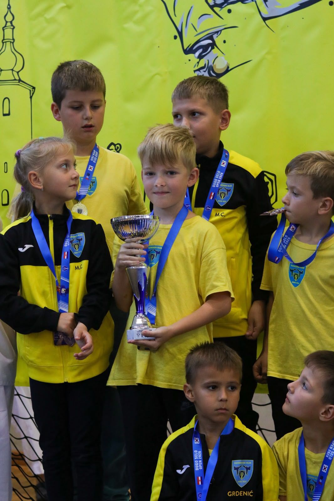 Mladi natjecatelji kluba s peharom