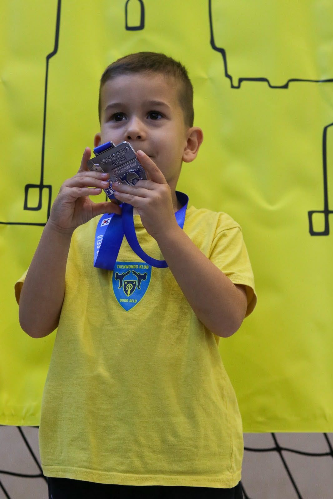 Mladi natjecatelj s medaljom
