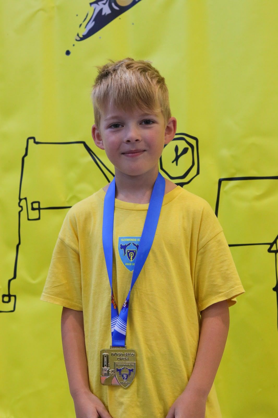 Mladi natjecatelj s medaljom