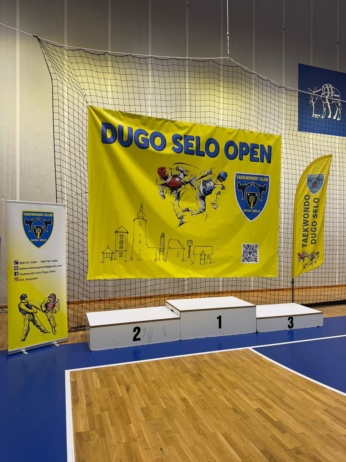 Pobjedničko postolje s natpisom Dugo Selo Open u sportskoj dvorani