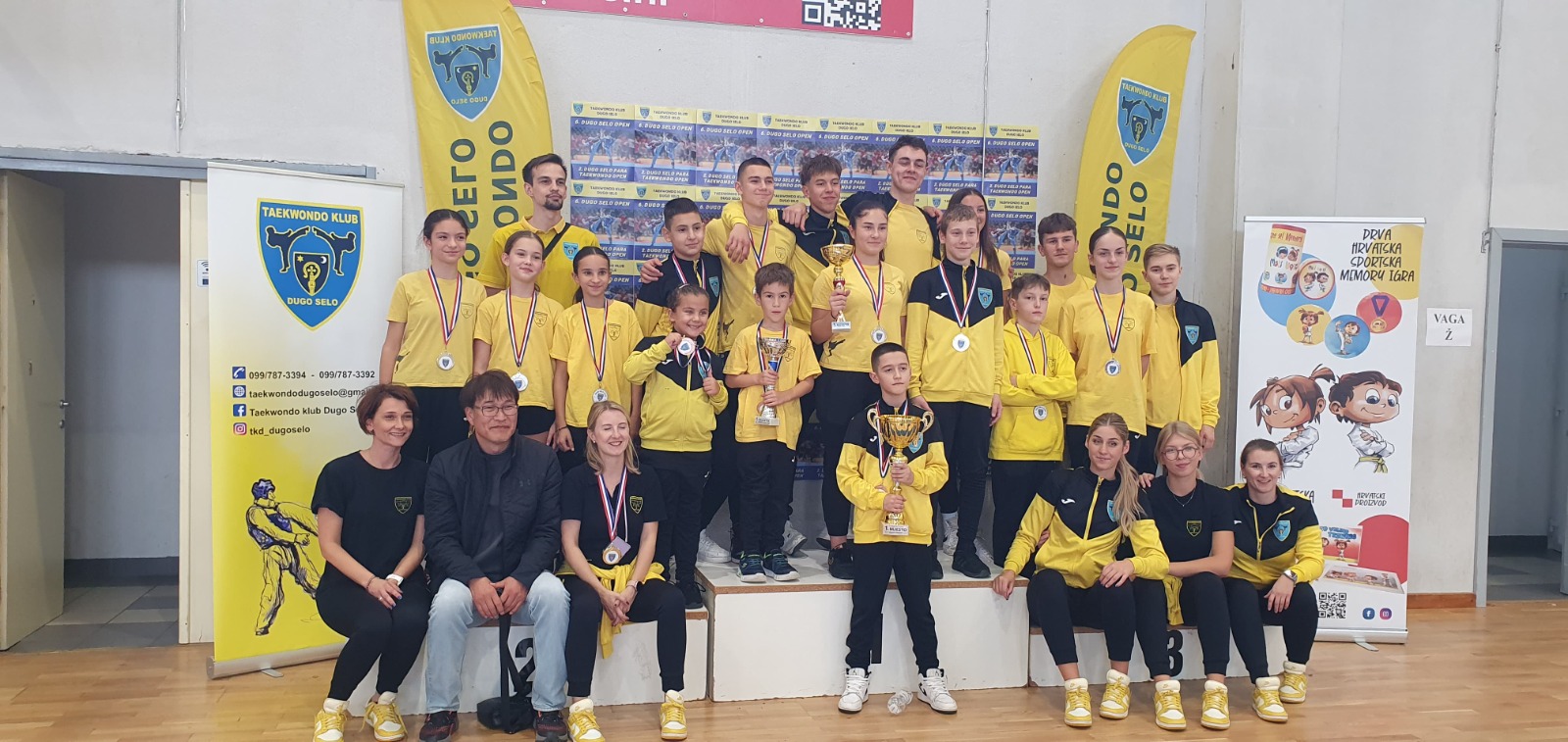 Ekipa kluba s medaljama i peharima na Dugo Selo Openu