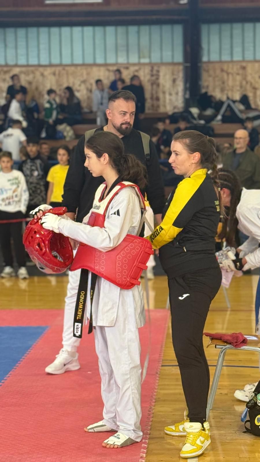 Trenerica priprema natjecateljicu za borbu