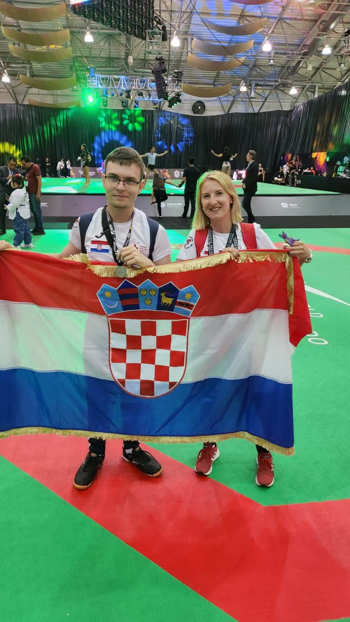 Filip Cimaš s hrvatskom zastavom na Svjetskom prvenstvu u parataekwondou