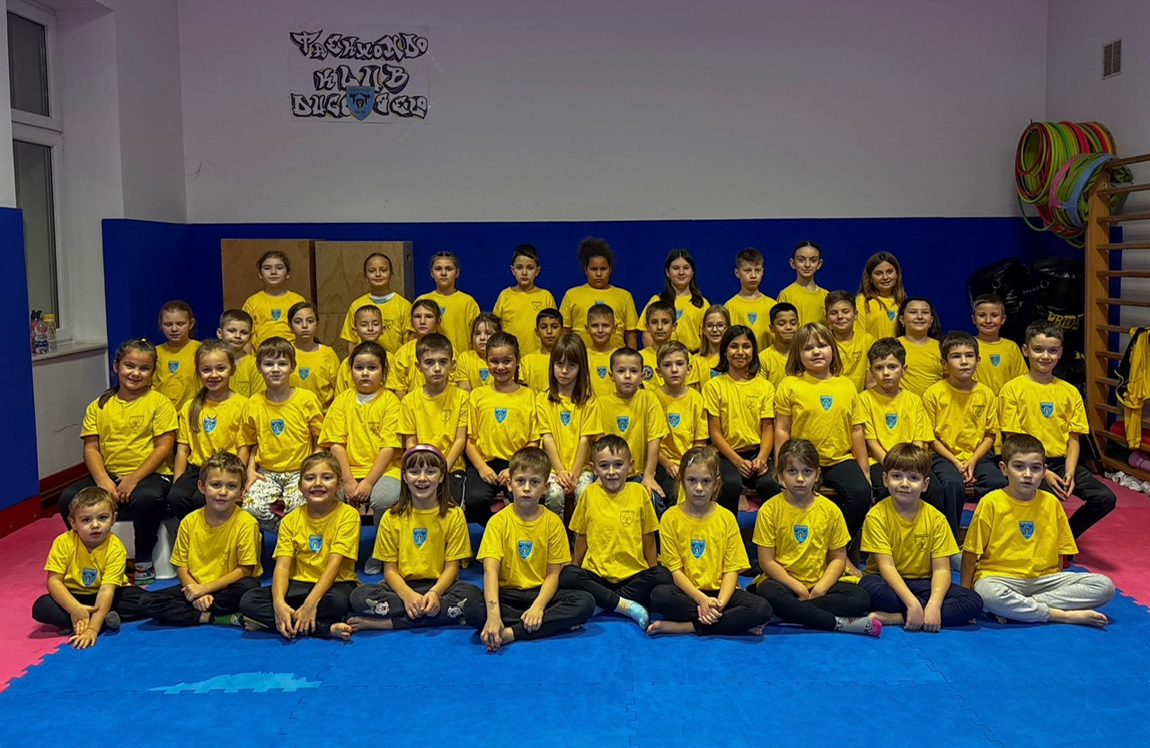 Grupna fotografija mlađih članova Taekwondo kluba Dugo Selo