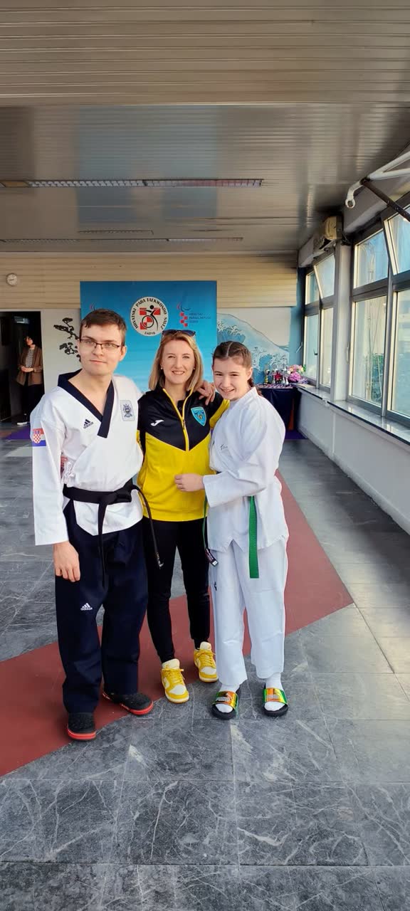 Parasportaš kluba s trenericom i suigračicom na parataekwondo natjecanju