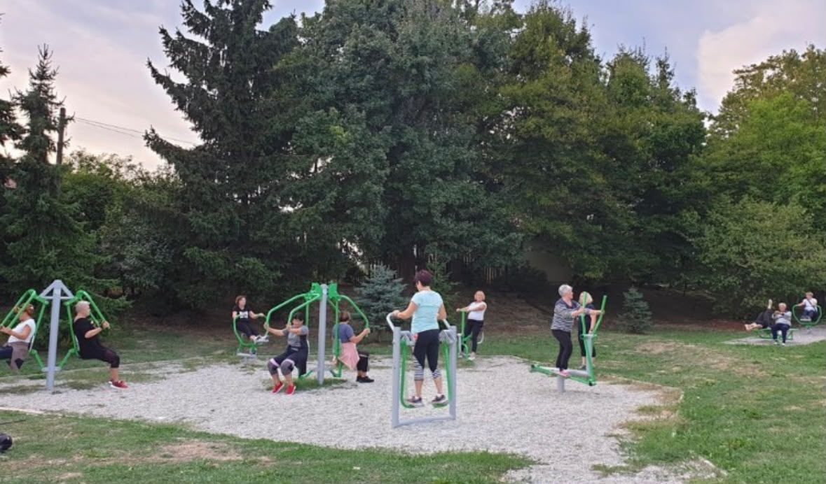 Rekreativni trening na vanjskom fitness parku