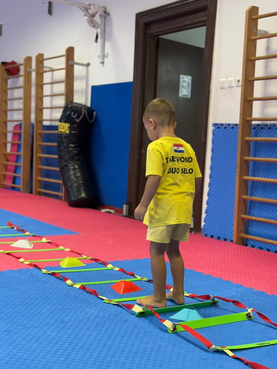 Vrtićanac vježba na agility ljestvama