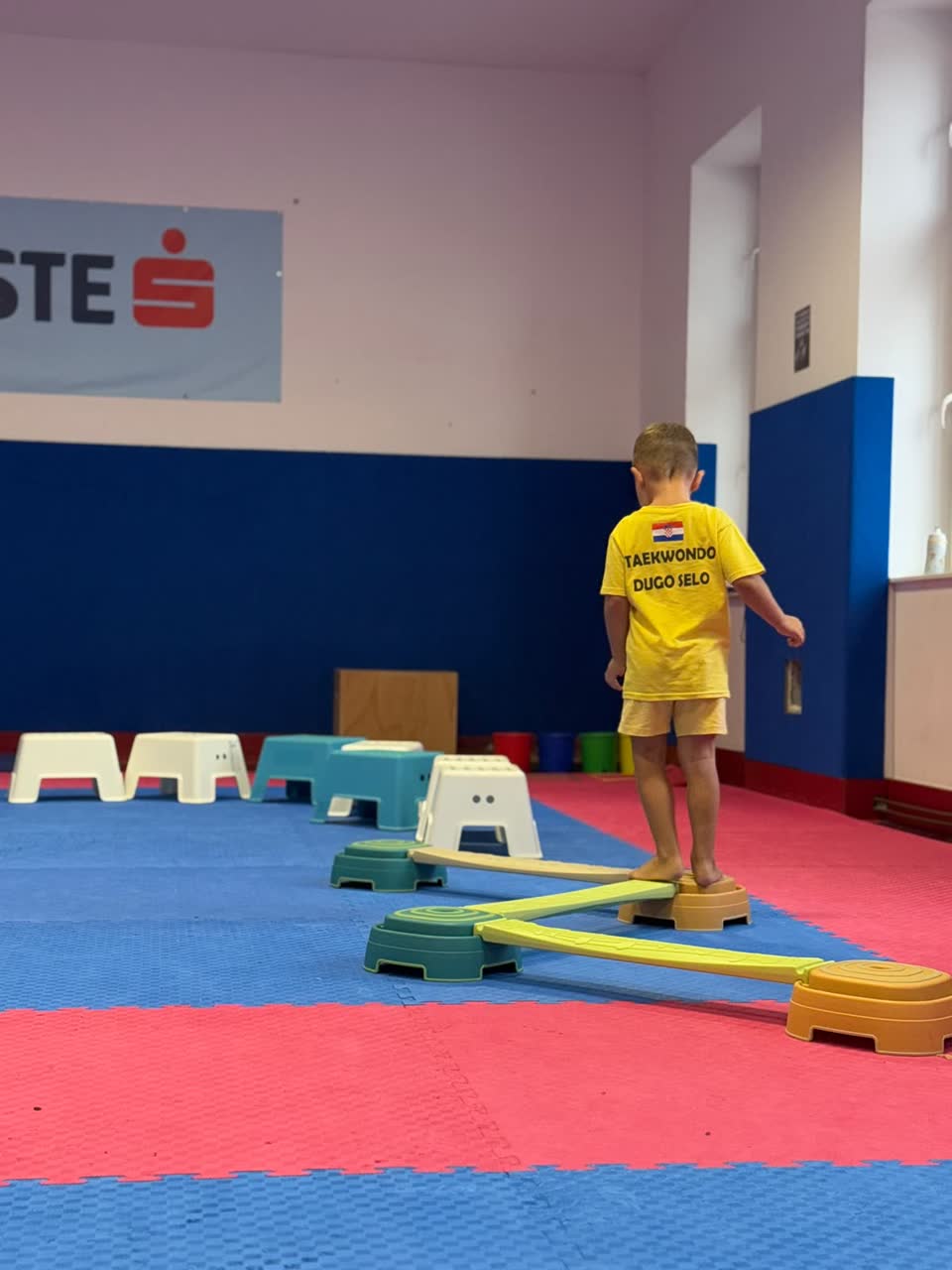 Vrtićanac prelazi preko domina na treningu